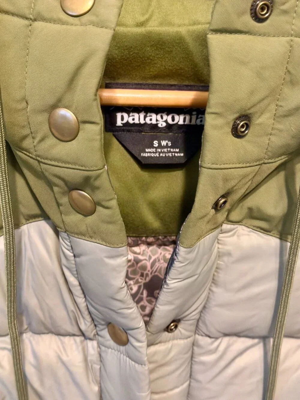 Patagonia Women's Bivy Hooded Down Vest Small Green Recycled Puffer EUC